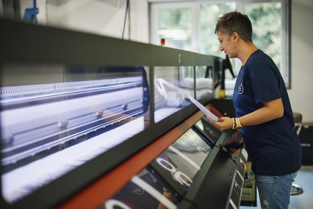 Contrôle qualité par un technicien d'impression