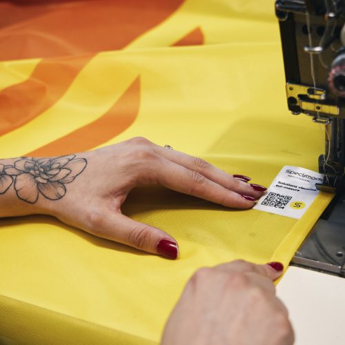 Réalisation d'un point de couture par une coutière Specimade