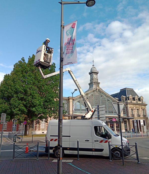 Installation d'un kakémono sur candélabre par SPECIMADE